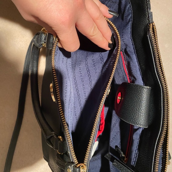 Black tommy brand bag that can be carried both cross-body and on the arm. - Picture 5 of 9